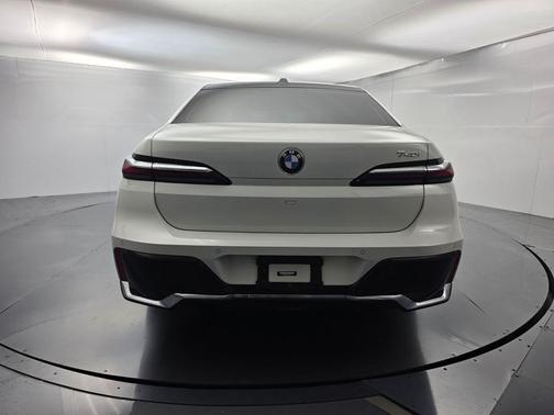 Alpine White 2023 BMW 740 i