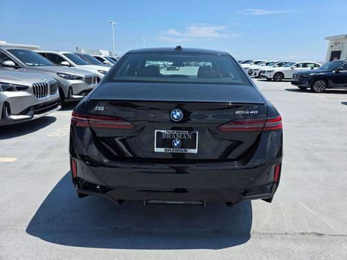 Black Sapphire Metallic 2026 BMW i5 eDrive40