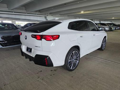 Alpine White 2026 BMW X2 xDrive28i