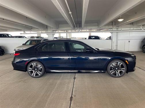 2025 BMW 750e xDrive