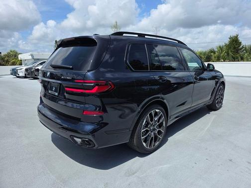 Carbon Black Metallic 2026 BMW X7 xDrive40i