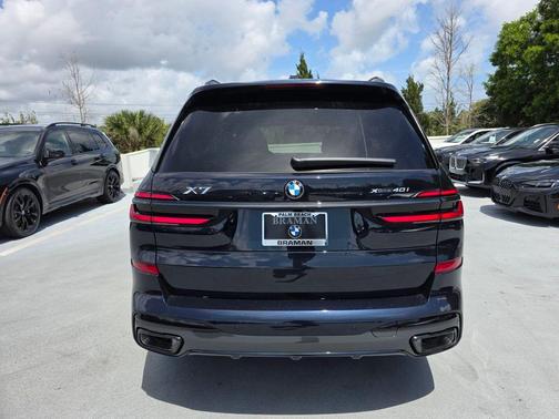 Carbon Black Metallic 2026 BMW X7 xDrive40i