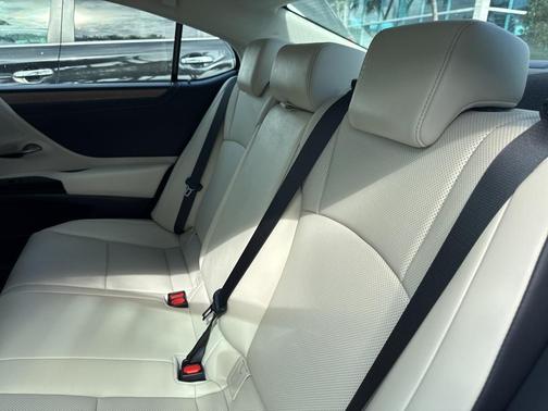 2025 Lexus ES 300h Base