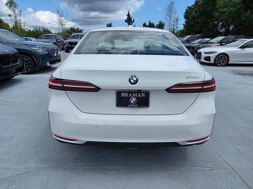 Alpine White 2026 BMW 530 i
