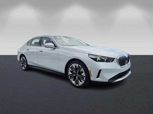 Mineral White Metallic 2026 BMW 530 i