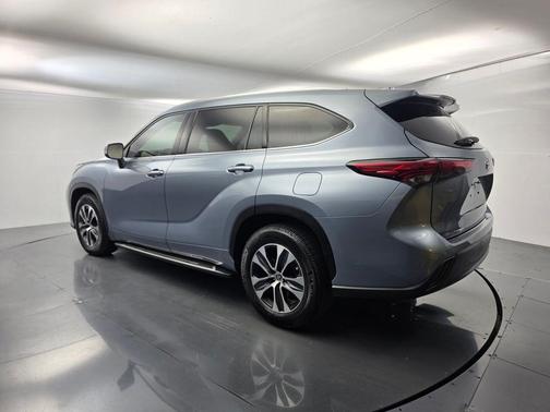 Moon Dust 2022 Toyota Highlander XLE