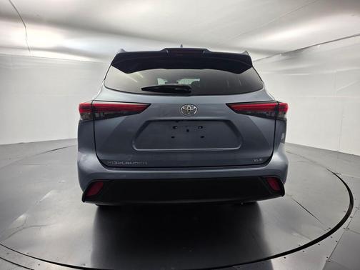 Moon Dust 2022 Toyota Highlander XLE