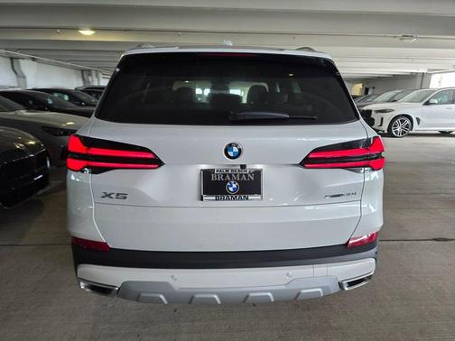 Mineral White Metallic 2026 BMW X5 sDrive40i
