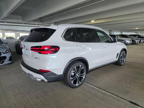 Mineral White Metallic 2026 BMW X5 sDrive40i