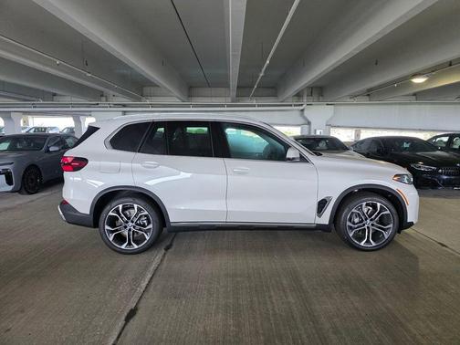 Mineral White Metallic 2026 BMW X5 sDrive40i