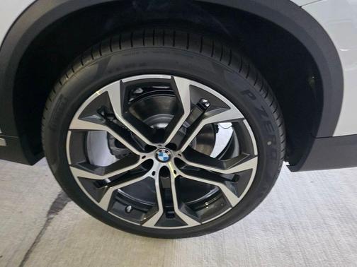 Mineral White Metallic 2026 BMW X5 sDrive40i