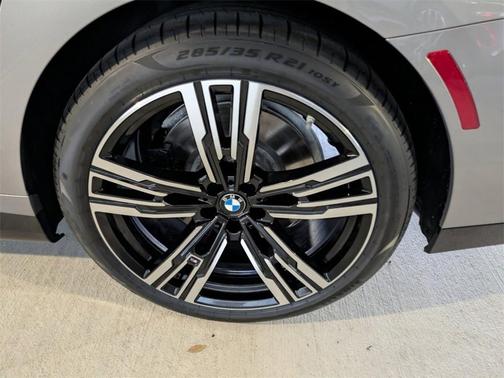 2025 BMW 740 i