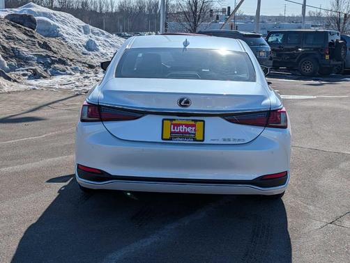 2024 Lexus ES 300h Luxury