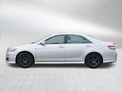 Classic Silver Metallic 2011 Toyota Camry SE