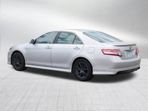 Classic Silver Metallic 2011 Toyota Camry SE