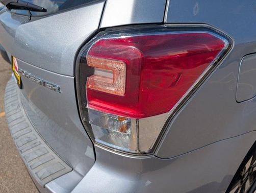 Ice Silver Metallic 2018 Subaru Forester 2.5i