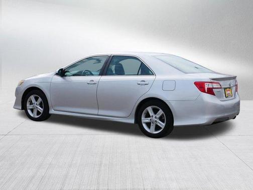 Classic Silver Metallic 2014 Toyota Camry SE
