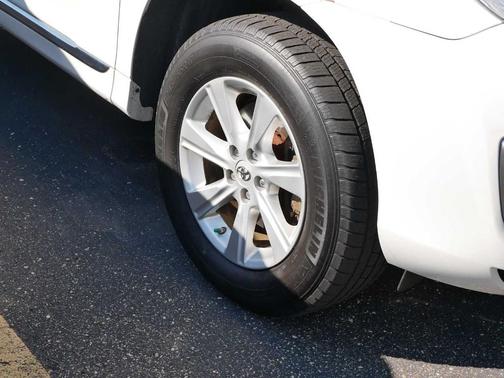 2013 Toyota Highlander Hybrid Base V6 (E-CVT)