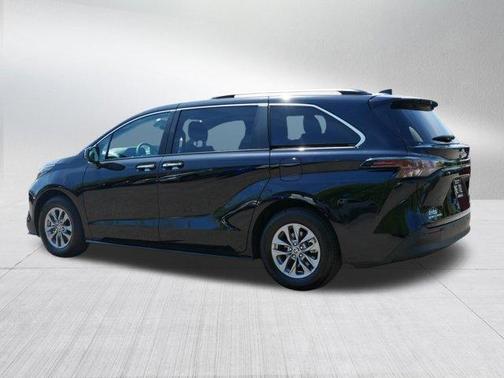 Midnight Black Metallic 2025 Toyota Sienna XLE