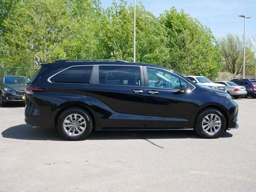 Midnight Black Metallic 2025 Toyota Sienna XLE
