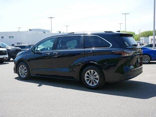 Midnight Black Metallic 2025 Toyota Sienna XLE