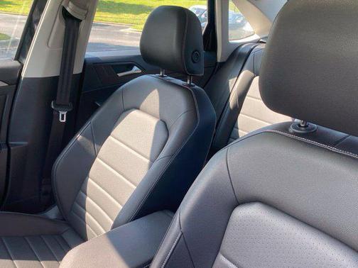 Deep Black Pearl 2023 Volkswagen Jetta 1.5T SE