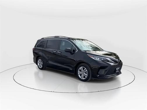 2021 Toyota Sienna XSE 7 Passenger
