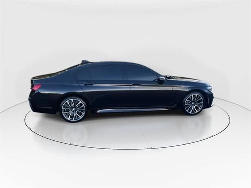 2022 BMW 740 i