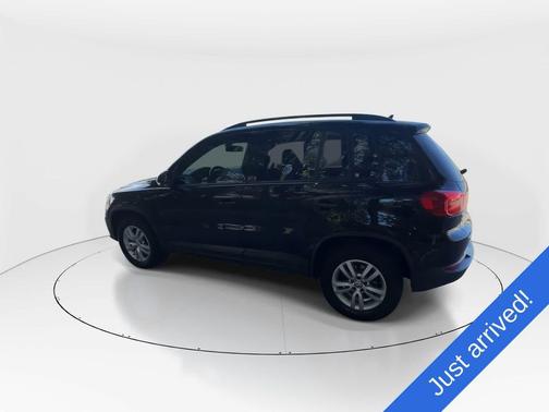 Deep Black Pearl 2017 Volkswagen Tiguan 2.0T S 4MOTION