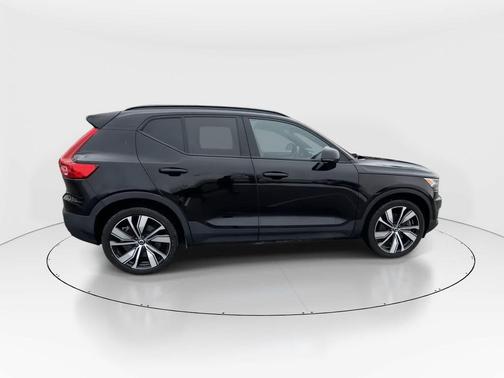 2022 Volvo XC40 Recharge Pure Electric P8 Twin Plus