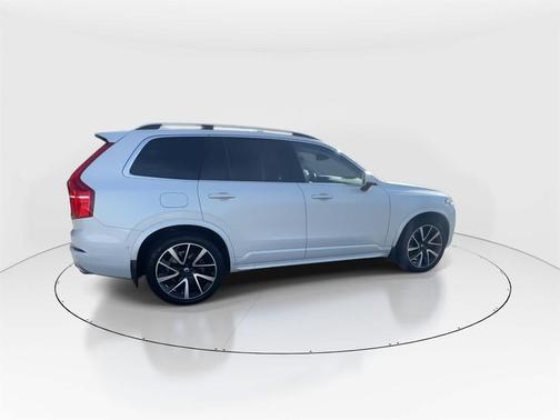 2019 Volvo XC90 T6 Momentum