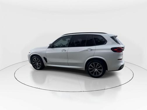 Mineral White Metallic 2024 BMW X5 xDrive40i