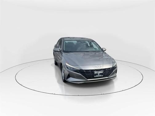 2022 Hyundai ELANTRA SE