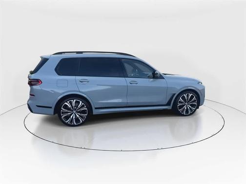 2023 BMW X7 M60i