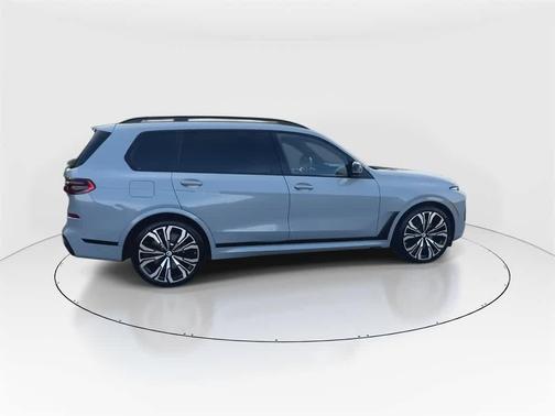 2023 BMW X7 M60i