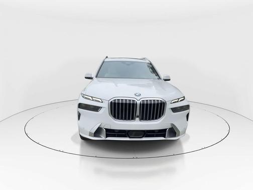 Mineral White Metallic 2024 BMW X7 xDrive40i