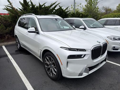 Mineral White Metallic 2023 BMW X7 xDrive40i