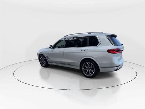 Mineral White Metallic 2023 BMW X7 xDrive40i