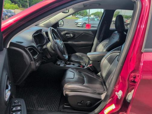 Maroon 2019 Jeep Cherokee Trailhawk