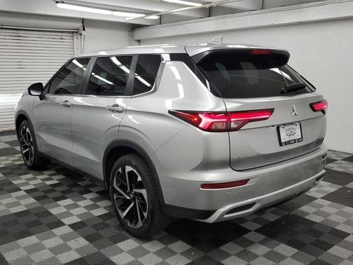 2023 Mitsubishi Outlander SE