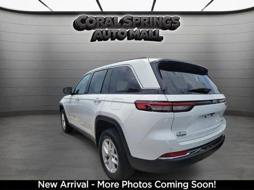 Bright White Clearcoat 2023 Jeep Grand Cherokee Laredo