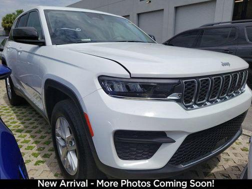 Bright White Clearcoat 2023 Jeep Grand Cherokee Laredo