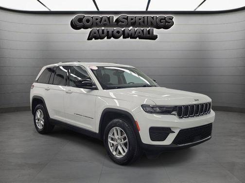 Bright White Clearcoat 2023 Jeep Grand Cherokee Laredo