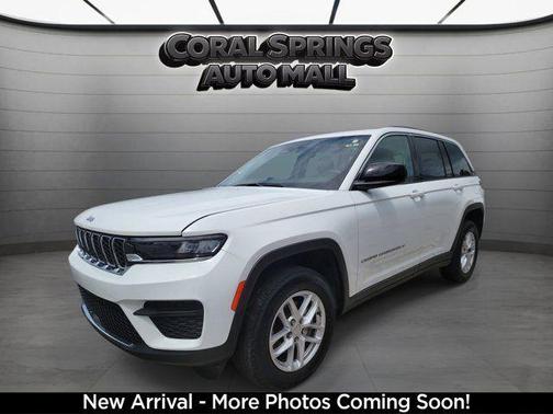 Bright White Clearcoat 2023 Jeep Grand Cherokee Laredo