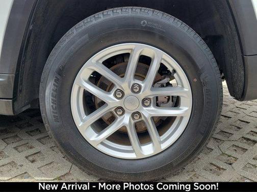Bright White Clearcoat 2023 Jeep Grand Cherokee Laredo