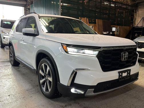 Platinum White Pearl 2023 Honda Pilot AWD Elite