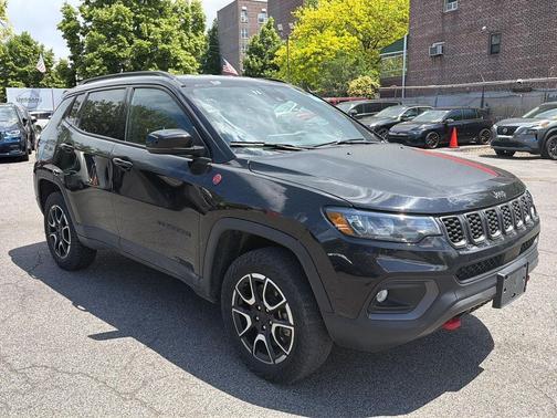 Diamond Black Crystal Pearlcoat 2024 Jeep Compass Trailhawk