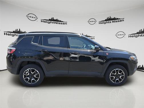 Diamond Black Crystal Pearlcoat 2024 Jeep Compass Trailhawk