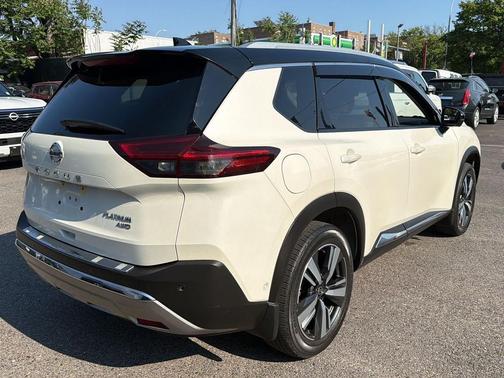 Pearl White Tricoat/Super Black 2021 Nissan Rogue Platinum