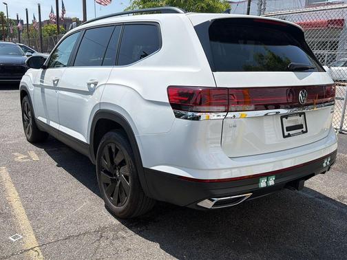 Pure White 2024 Volkswagen Atlas 2.0T SE w/Technology 4MOTION